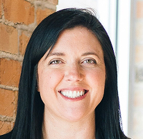 Retrato de Sophie Hartwell, encargada de atención al cliente, dentro del equipo de servicio